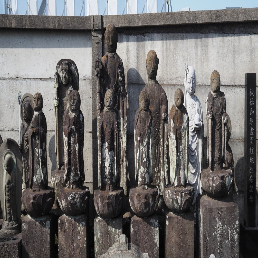 修復された石仏を見る｜板橋史談会