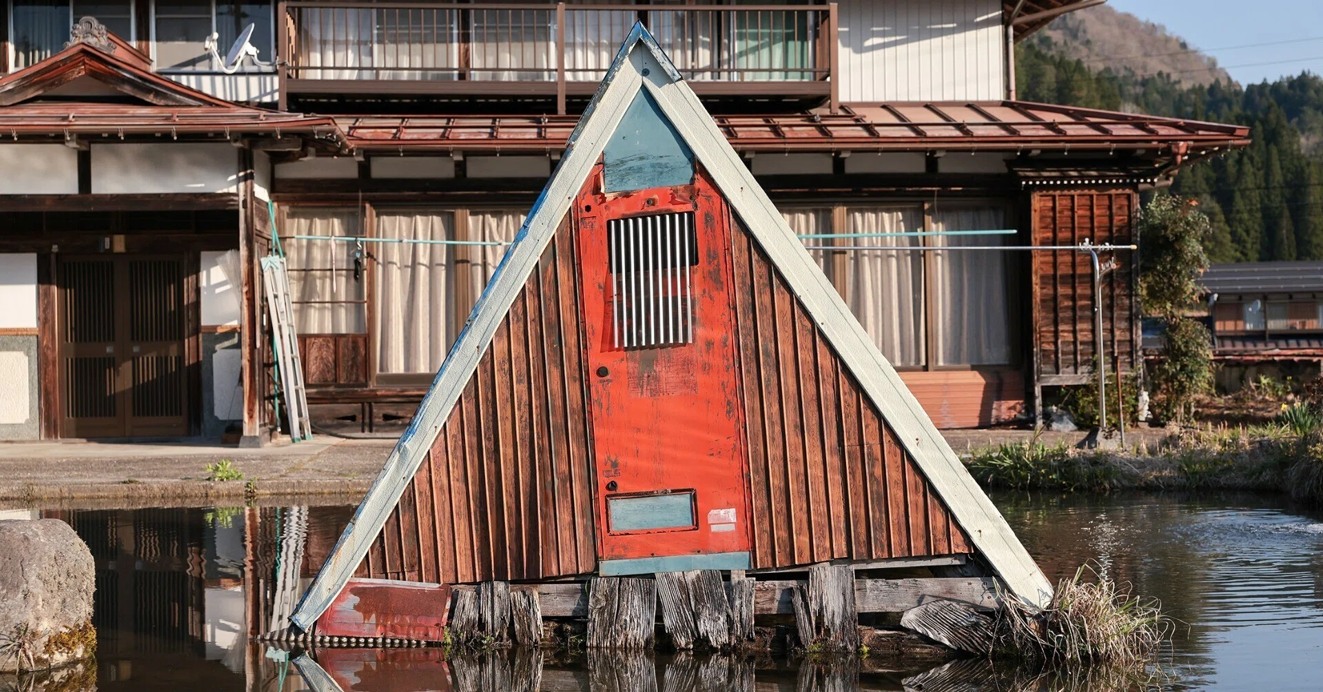 池に浮かぶ謎の三角小屋｜遠藤 宏 / Photographer