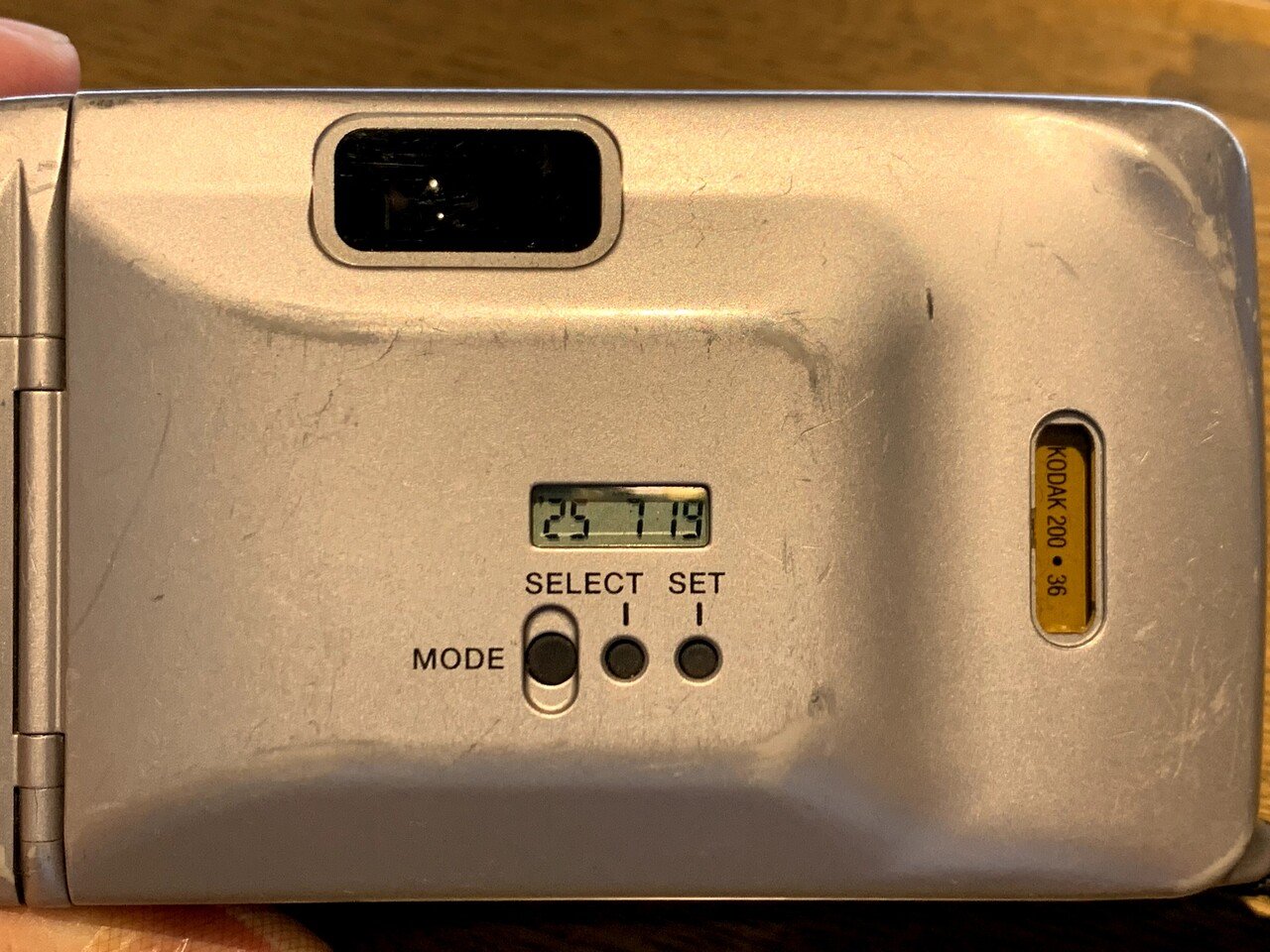 久々に、京セラT-Proofを持ち出して撮影している。ふと、背面の