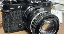 実は結構紛らわしい⁈ Nikonの伝統的標準レンズ「NIKKOR 50mm F1