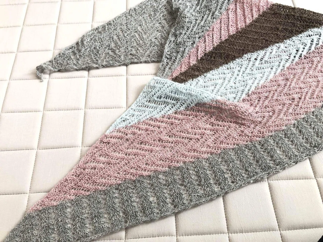 ♡母への贈り物♡新品未使用　レース編み　❧オールド・ローズの三角ストール❧ 編み物記録】ジグザグレースの三角ストール｜なぷ