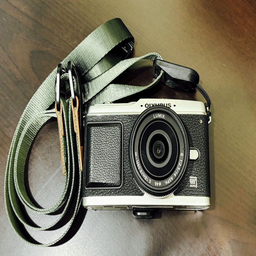 スマホじゃ物足りない私が選んだ“旅カメラ”──16年前のOLYMPUS E-P1に