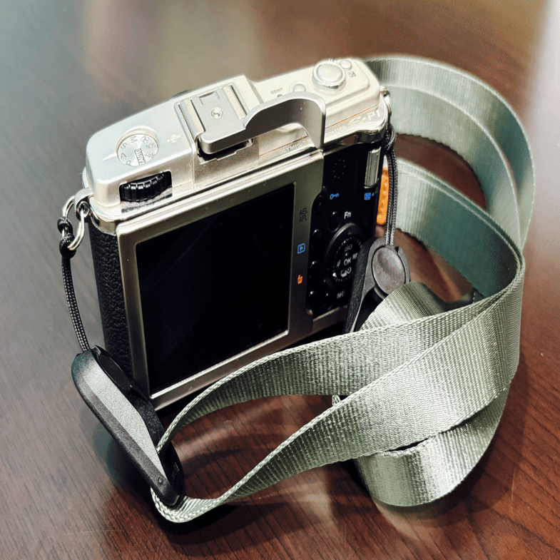 スマホじゃ物足りない私が選んだ“旅カメラ”──16年前のOLYMPUS E-P1に