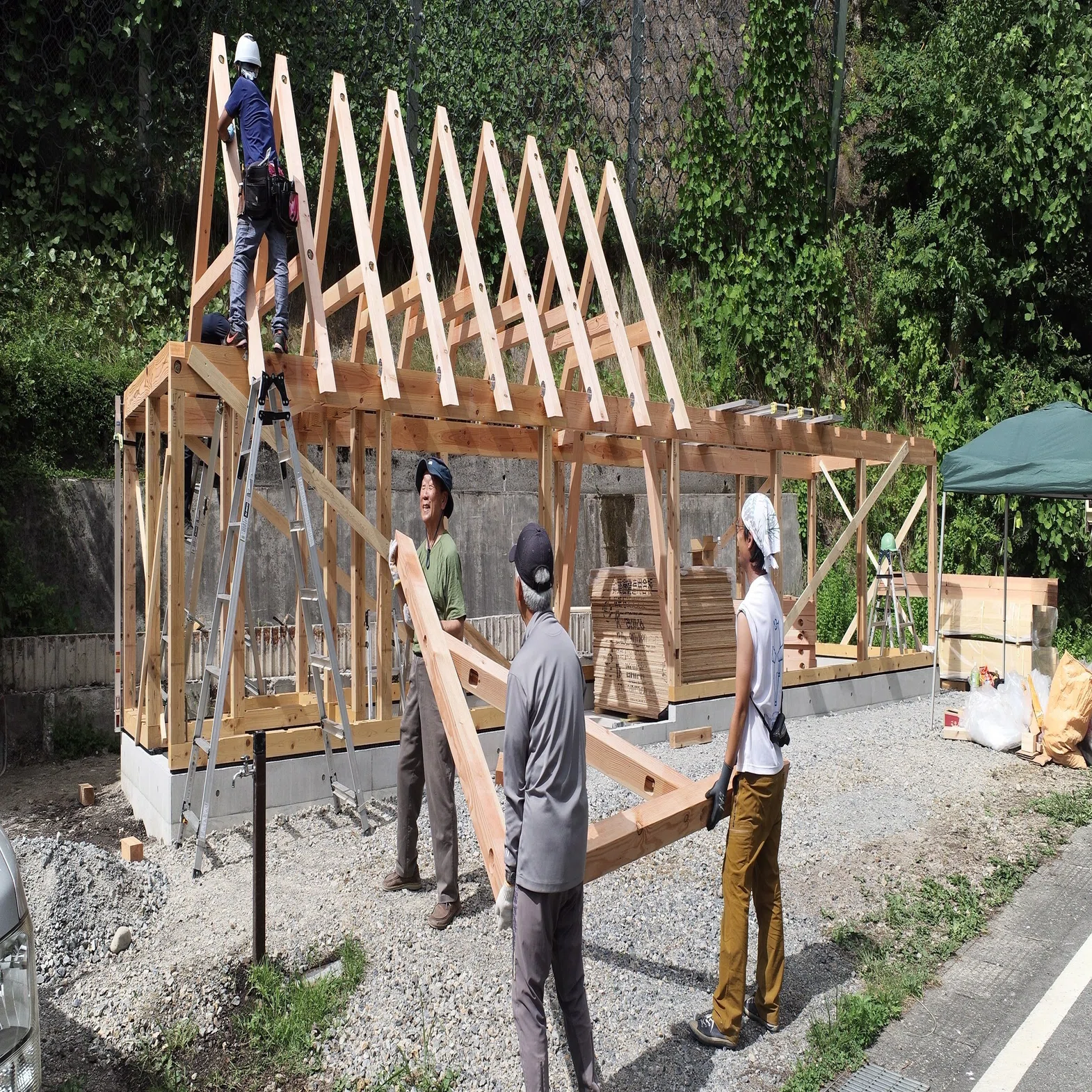 ハーフビルドで小屋を建てる！MOUNTAIN HUT 施工編①基礎～建方｜小穴真弓