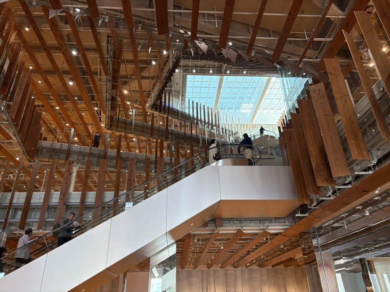 すごい建築美！富山市立図書館にて｜もっちょん