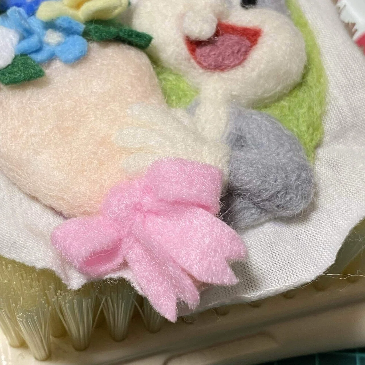 羊毛フェルト】缶バッジ刺繍作った話｜はちみつ