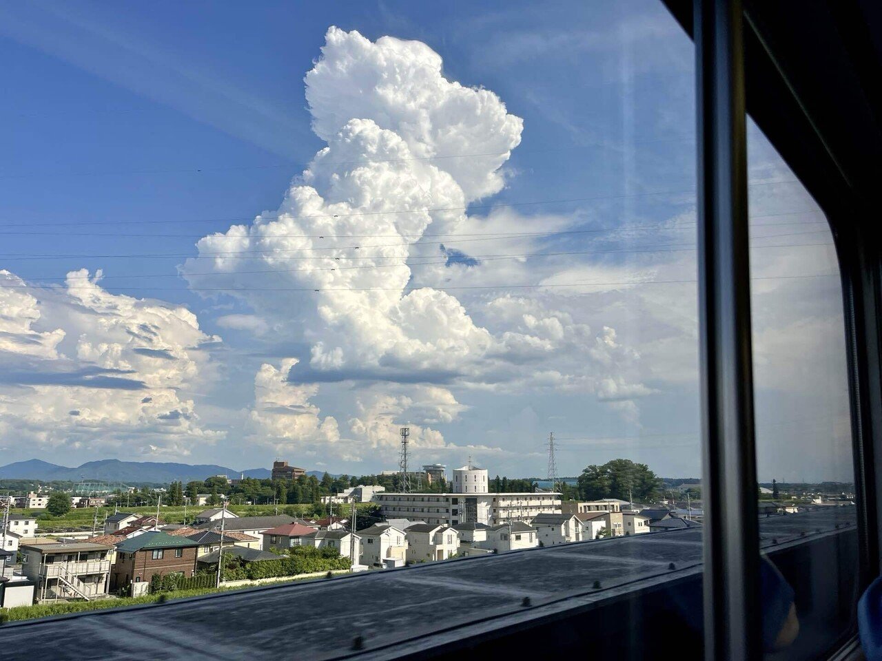 東北新幹線の車窓から…青空に入道雲☁️夏らしい空といえば優雅やけど