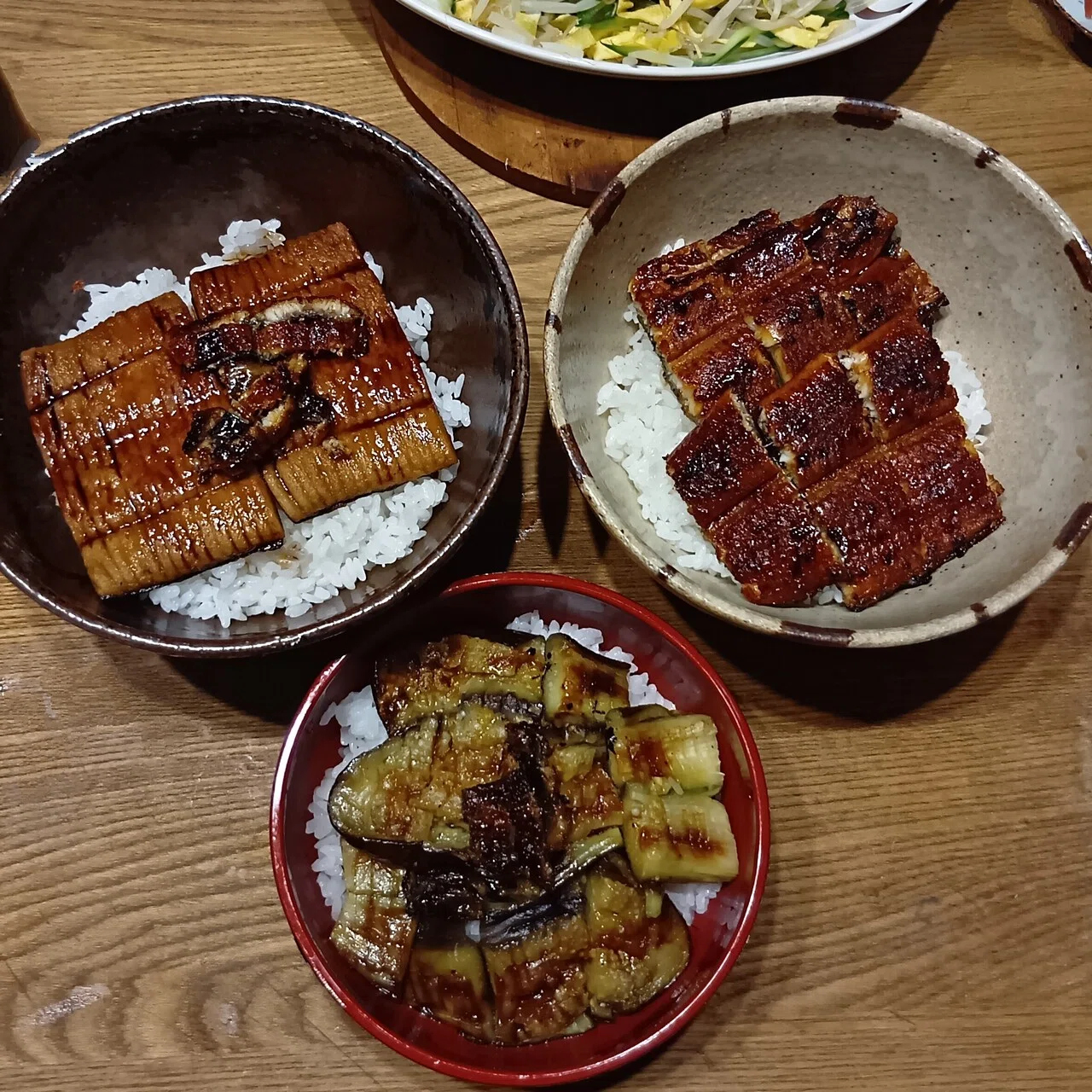 今年の丑の日は3種の蒲焼丼、松(鰻)、竹(うな次郎)、梅(なす)。 子どもはとあるペナルティで鰻没収、私はお付き合い。 竹と梅には鰻の細切りを ...