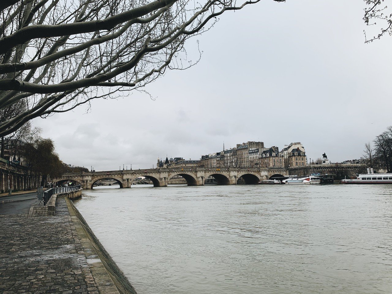 パリの朝 セーヌ川沿いを走る ランニング日記 パリ編 2 25 火 虫明 麻衣 Mai Mushiake Note パリの朝 セーヌ川沿いを走る ランニング日記 パリ編 2 25 火 虫明 麻衣 Mai Mushiake Note