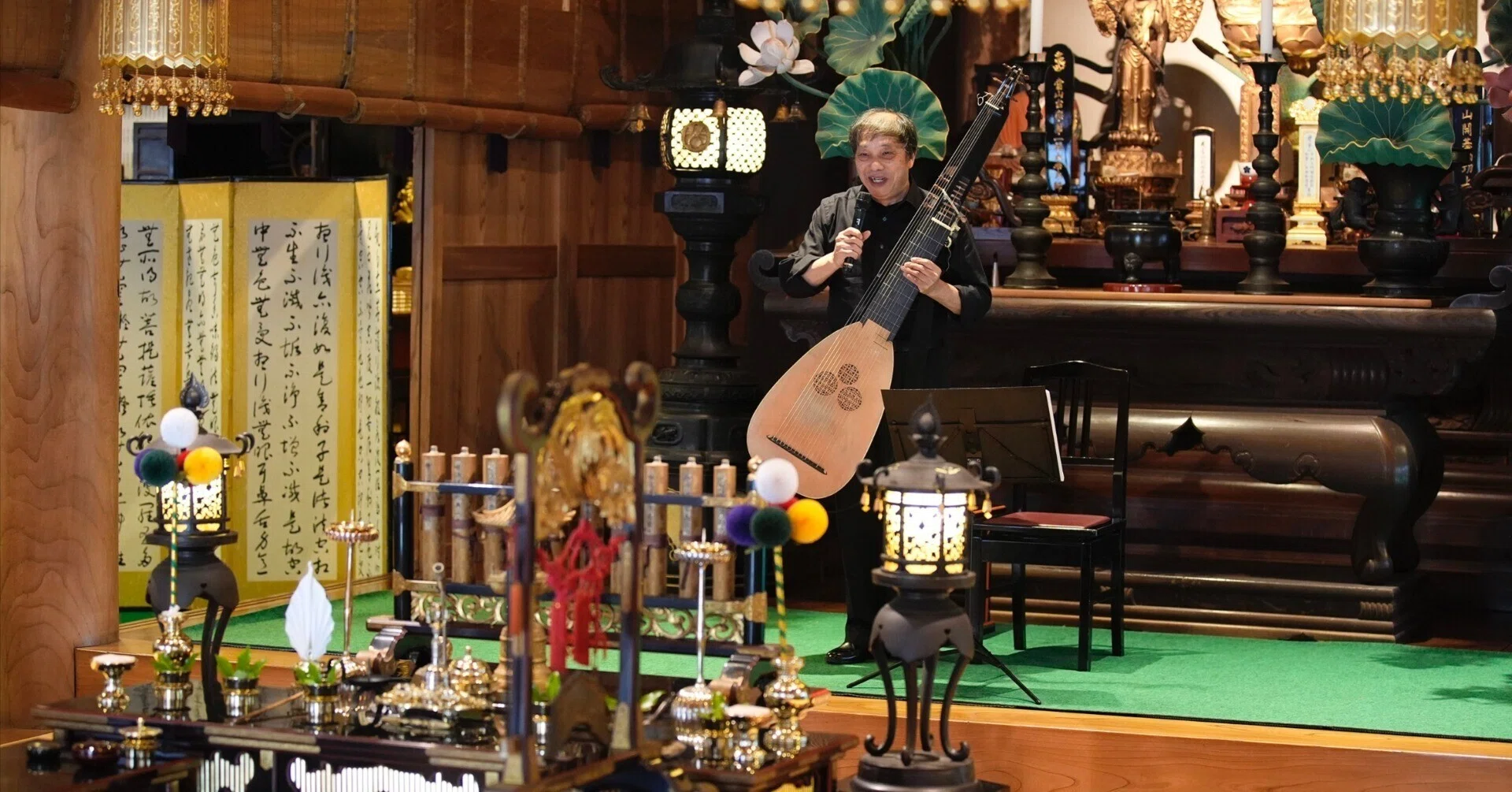 Vihuela and Theorbo Resonating in the Jindai-ji Main Hall! A