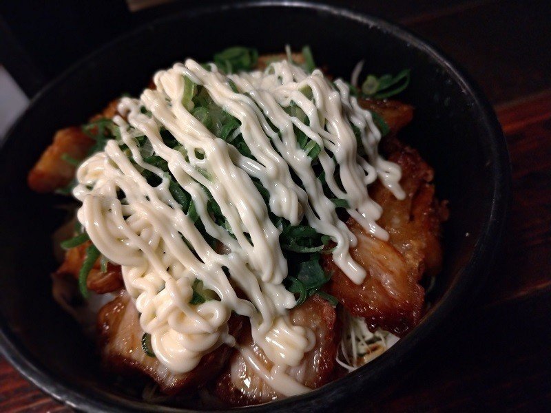 肥後橋のガンコ親父の焼鳥 縁 でワンコイン500円のカラマヨ丼でお昼ご飯 小さくカットされた唐揚げとマヨネーズの愛称はgoodですね 量は少なめなので 50円で大盛りをお勧めします Http まるぞう Note