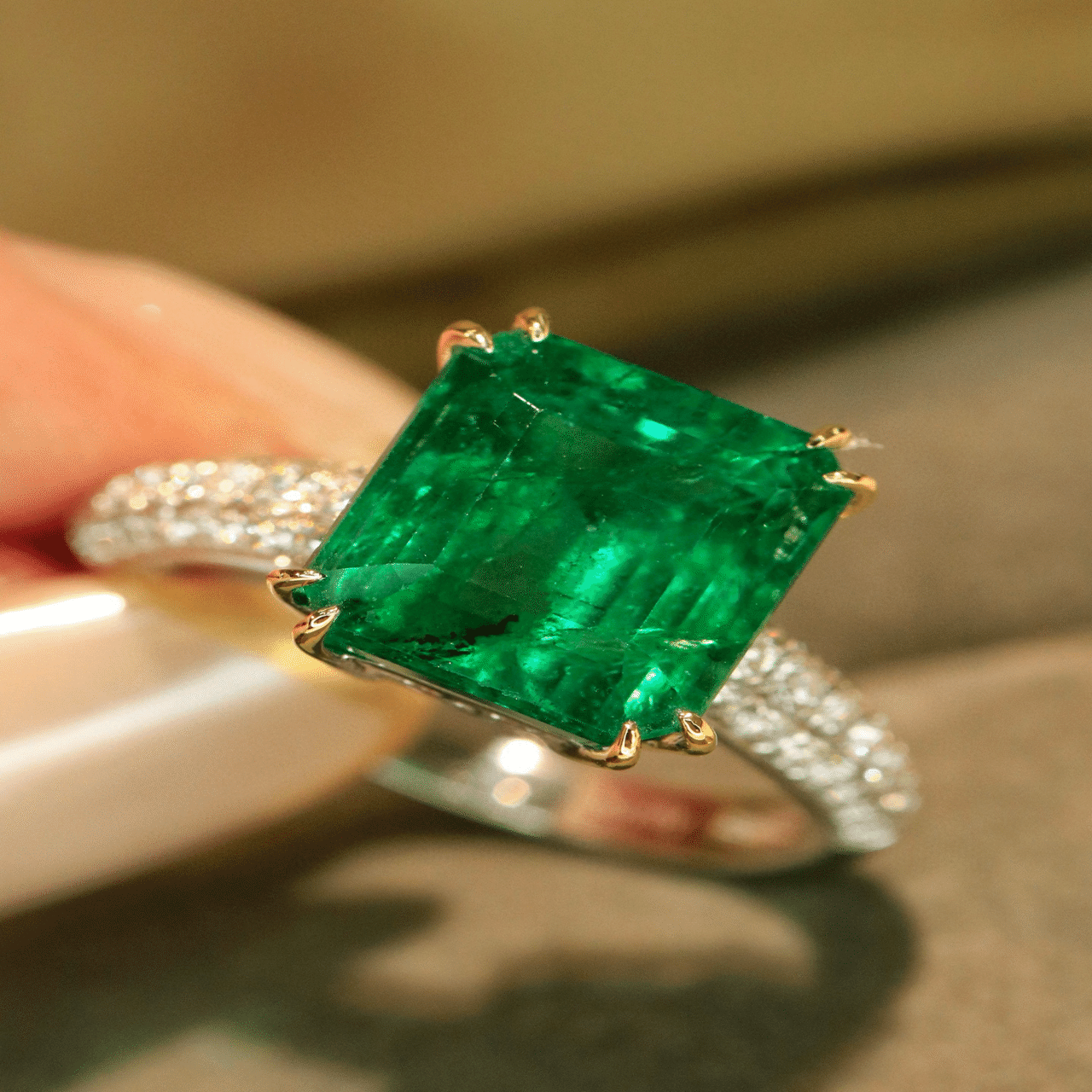 【世界四大貴石★光線のようなVIVID GREEN】エメラルド リング 世界最高品質 ムゾー コロンビア産 vivid green 20ct UP