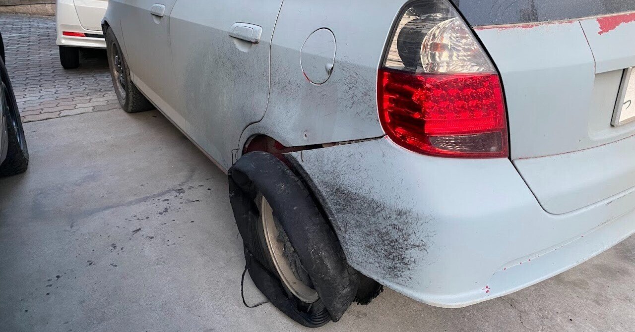 後部タイヤが、パンクしています。 車のタイヤがパンクかも？見分け方やその後の対処法を分かり