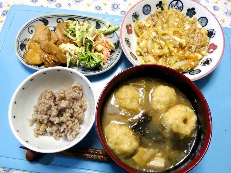 今夜は鳥のなんか、ブロッコリニンジンタマネギの温サラダ、ニンジンエノキの南淡漬け汁の麻婆豆腐、団子汁、ご飯です。