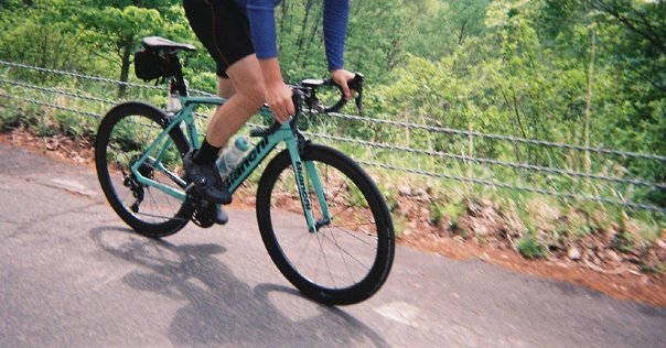 3秒でシューズが足にフィット！普通の靴がサイクリングシューズ