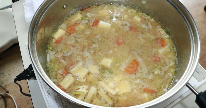 「また料理ができた」笑顔あふれる豚汁づくりの日