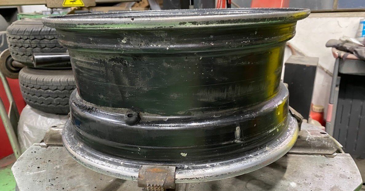 後部タイヤが、パンクしています。 9wide_1200x1200.jpg?v=1658994939