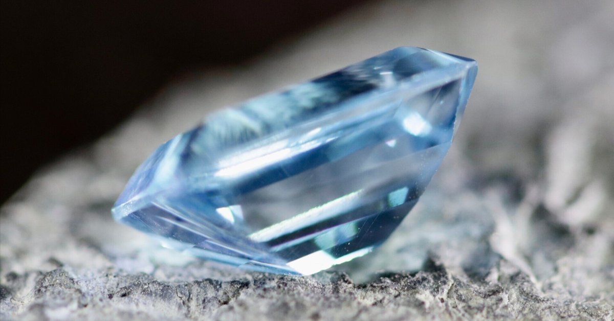 💎 魅惑の青 ― スイスブルートパーズ 1.90ctの魅力に迫る
