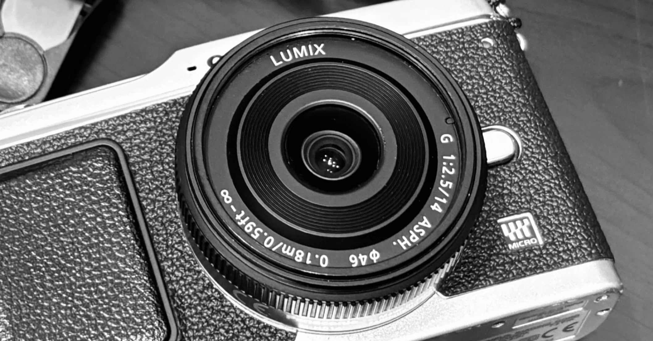 スマホじゃ物足りない私が選んだ“旅カメラ”──16年前のOLYMPUS E-P1に