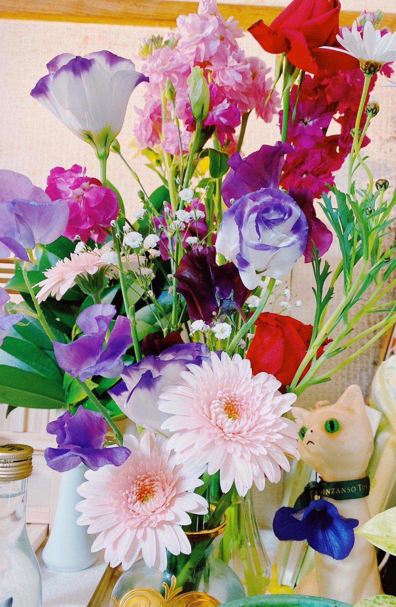 神棚の周りにたくさん切り花を飾ったのでもりもりになっています 神様がお気に召してるかはわかりません かすみ Note 神棚の周りにたくさん切り花を飾ったのでもりもりになっています 神様がお気に召してるかはわかりません かすみ Note