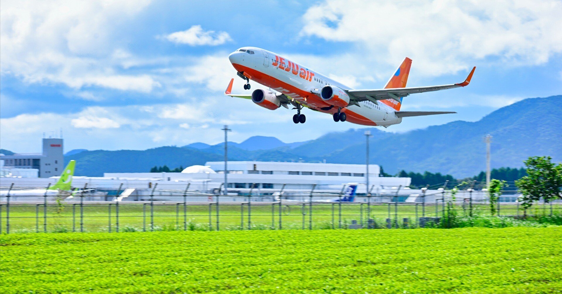 K☆a☆i☆ 写真のAとF 三宅健が写真集「THE iDOL」で見せた“虚像とリアルの狭間“——制作背景を