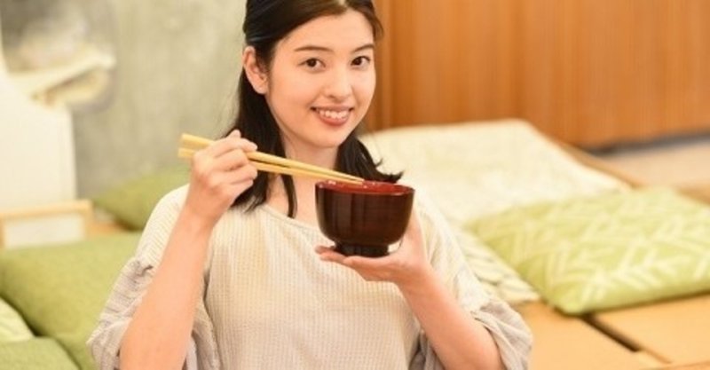 食事する女性