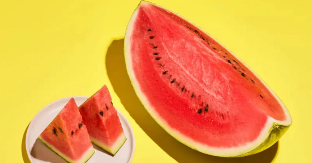 届いた大玉スイカ、どう食べる？どう保存する？栄養豆知識も🍉｜MONKEY