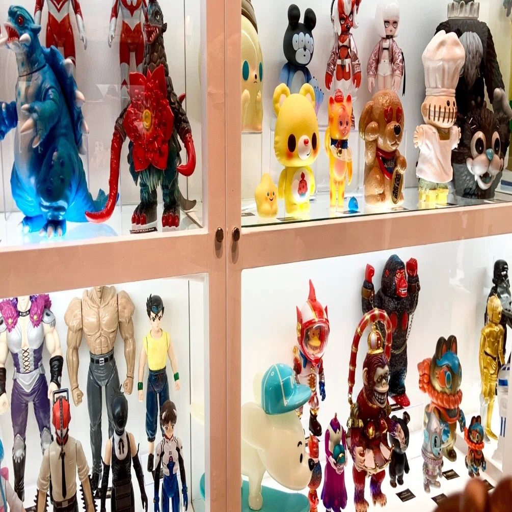 展覧会】メディコム・トイ エキシビジョン 100年前のレトロ空間に