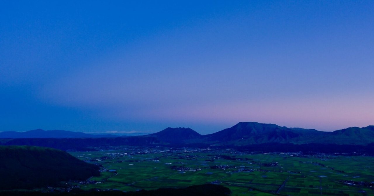 阿蘇山の夕暮れ春 阿蘇くじゅう 夕暮れ道中｜shinya photo