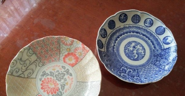 江戸時代末期～明治時代　後期色鍋島　色鍋島　墨弾技法　青海波に壺甕の図皿　櫛高台 色絵三壺文皿 文化遺産オンライン