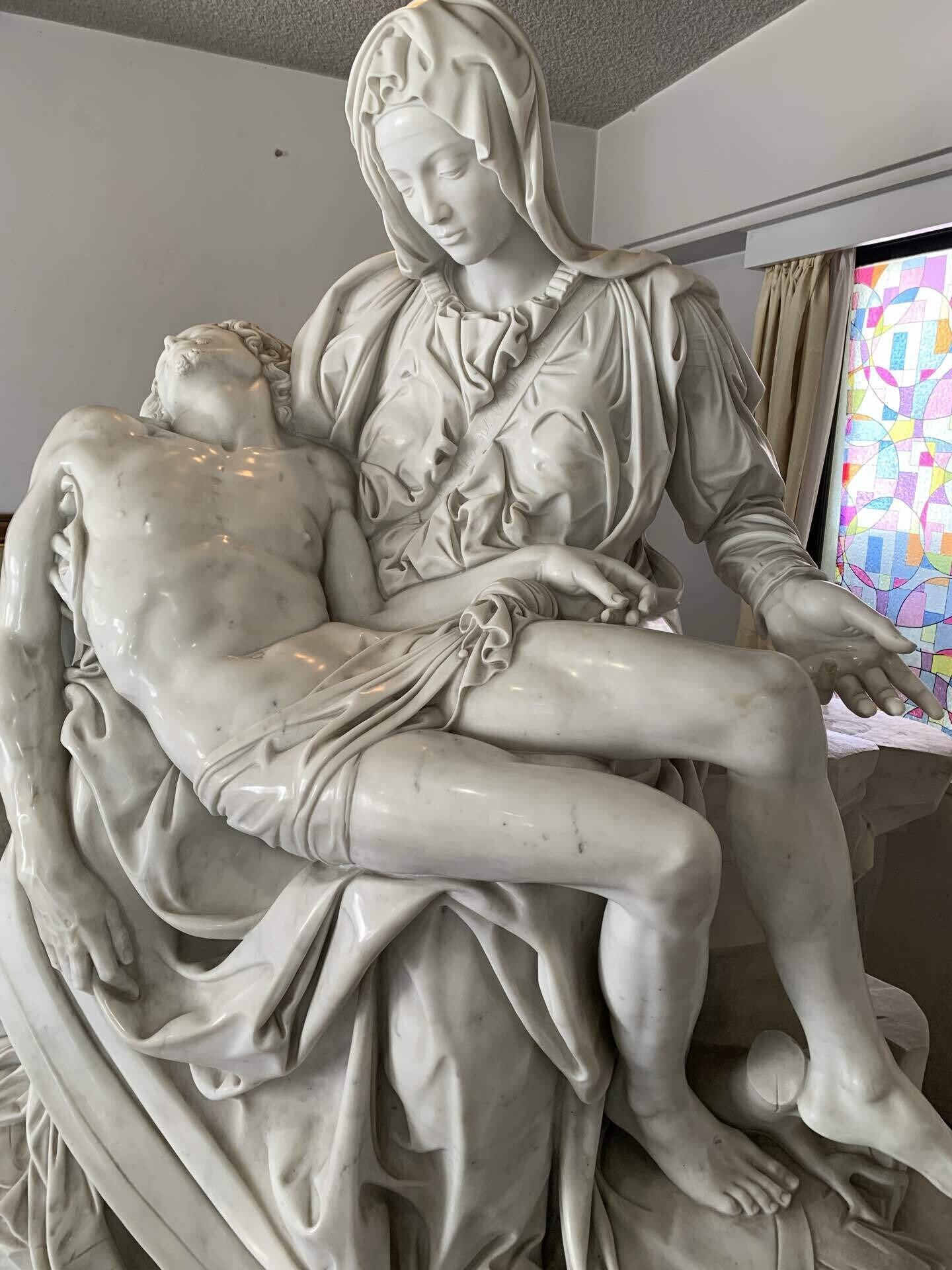 筆者の最寄り、甲子園カトリック教会には「ピエタ」という像が。聖母