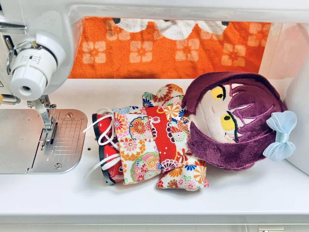 職業用ミシンでぬいを縫う｜にぎりめし