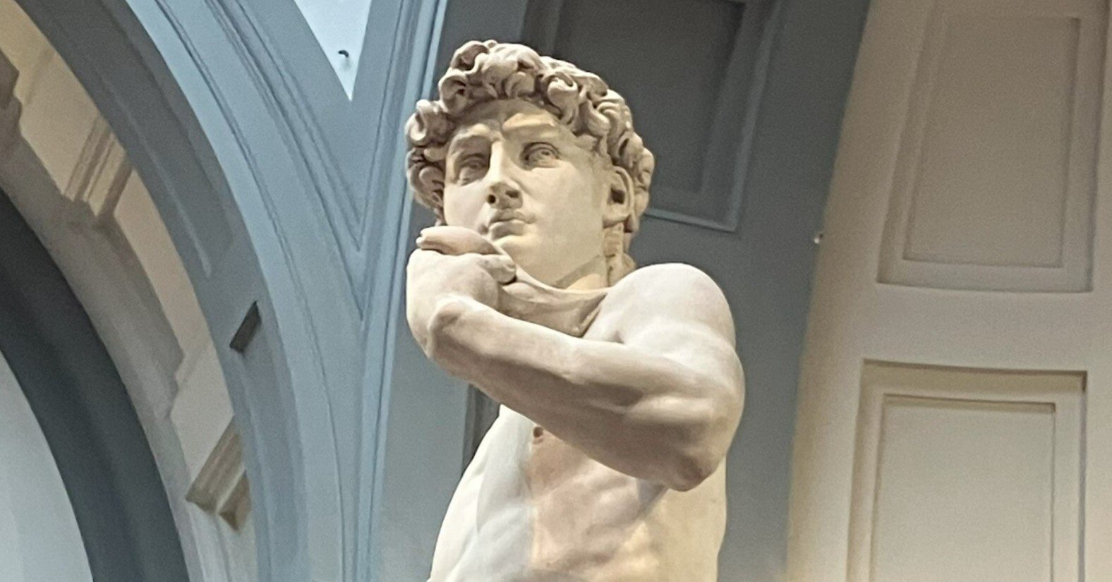 戒壇院広目天とミケランジェロのダビデ──静かなるまなざし、力を秘め