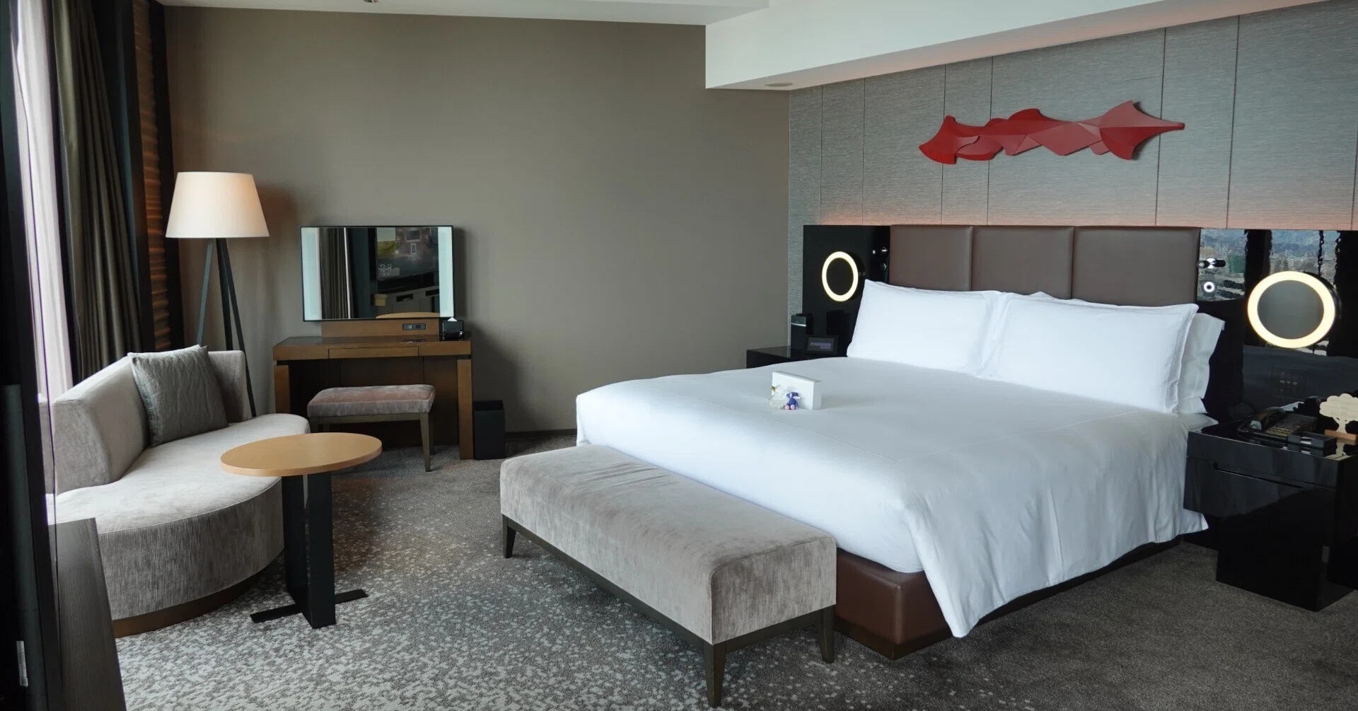 I treated my favorite girl to a suite at Conrad Osaka.｜推しである