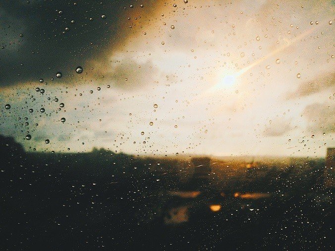 雨の曇りガラス
