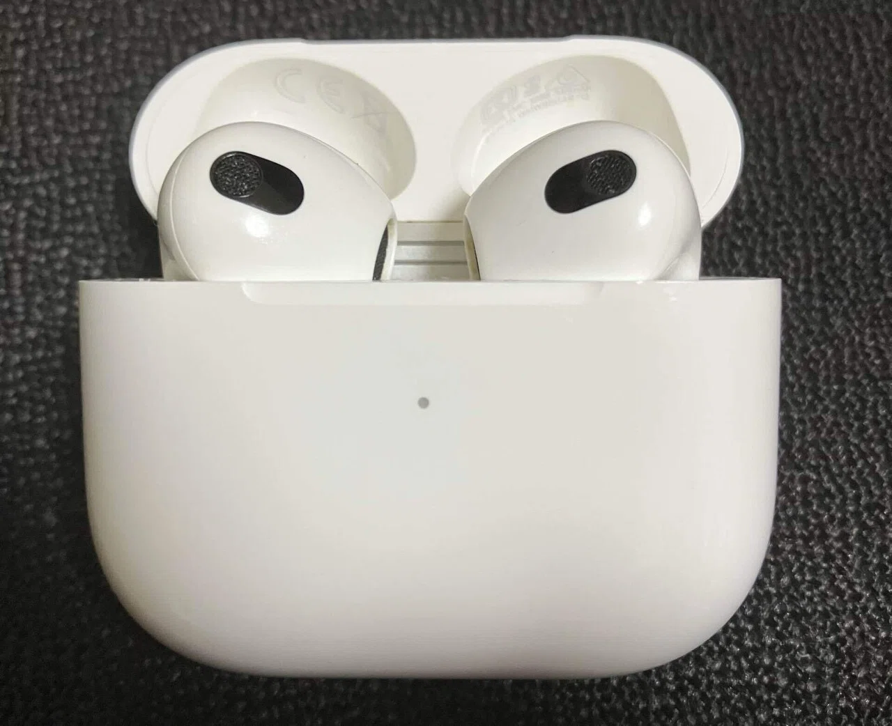 劇的改善】AirPodsのメッシュの耳垢をごっそりとって左右音量差を直す 