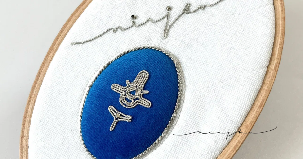 モチーフを嵌め込んだ、立体的な刺繍枠アートワーク｜niejta作品紹介