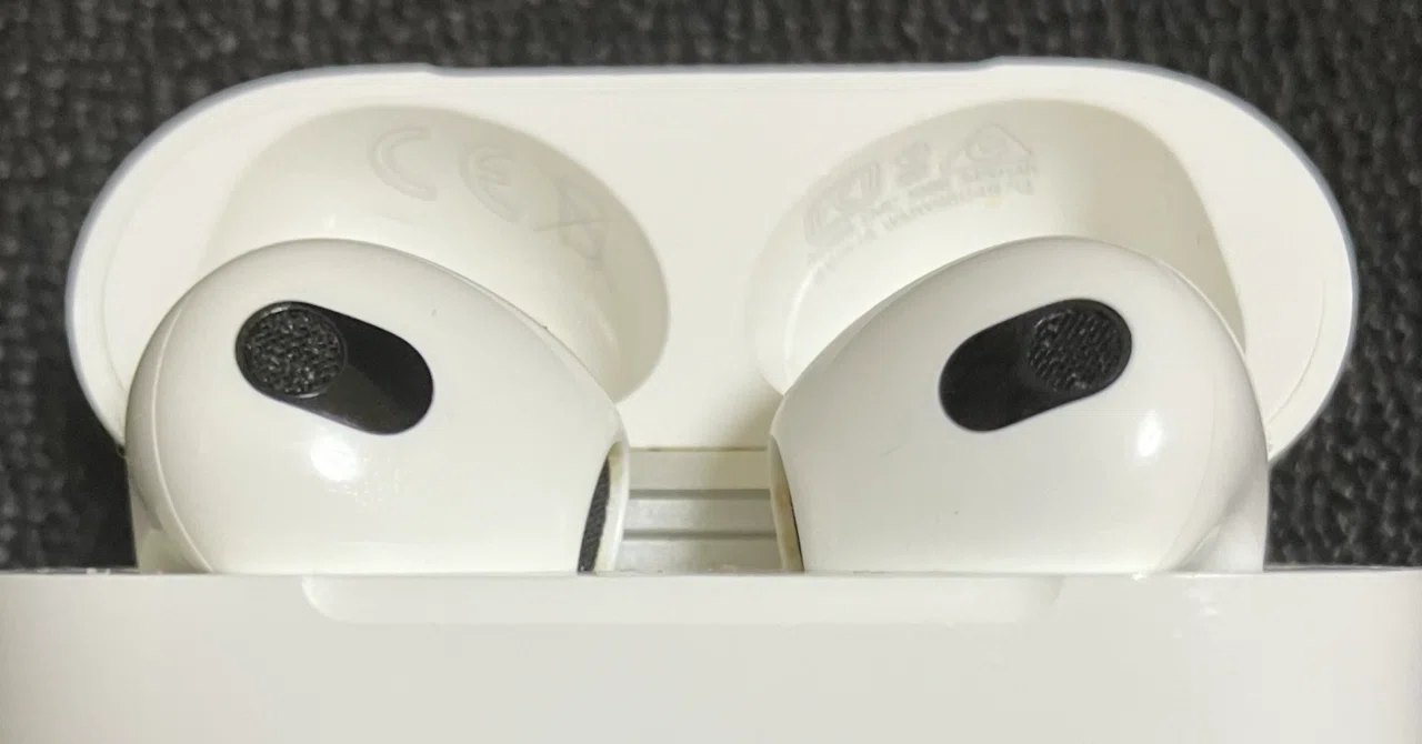 劇的改善】AirPodsのメッシュの耳垢をごっそりとって左右音量差を直す 