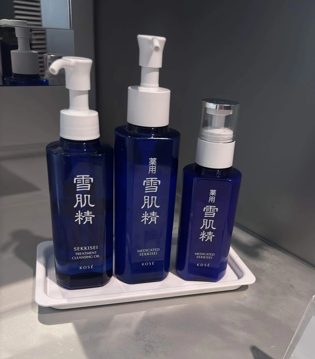 シャワー室に備え付けられた雪肌精のスキンケアセット