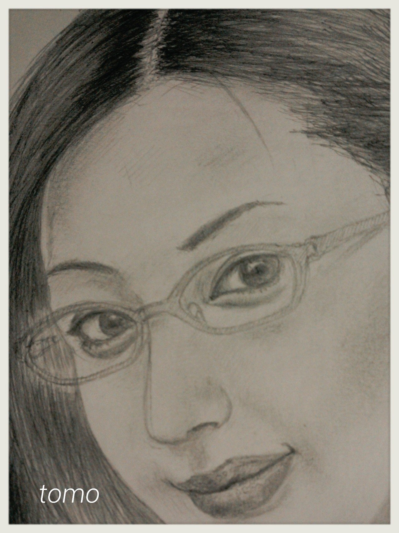 眼鏡をかけた女性を描く Tomo Note