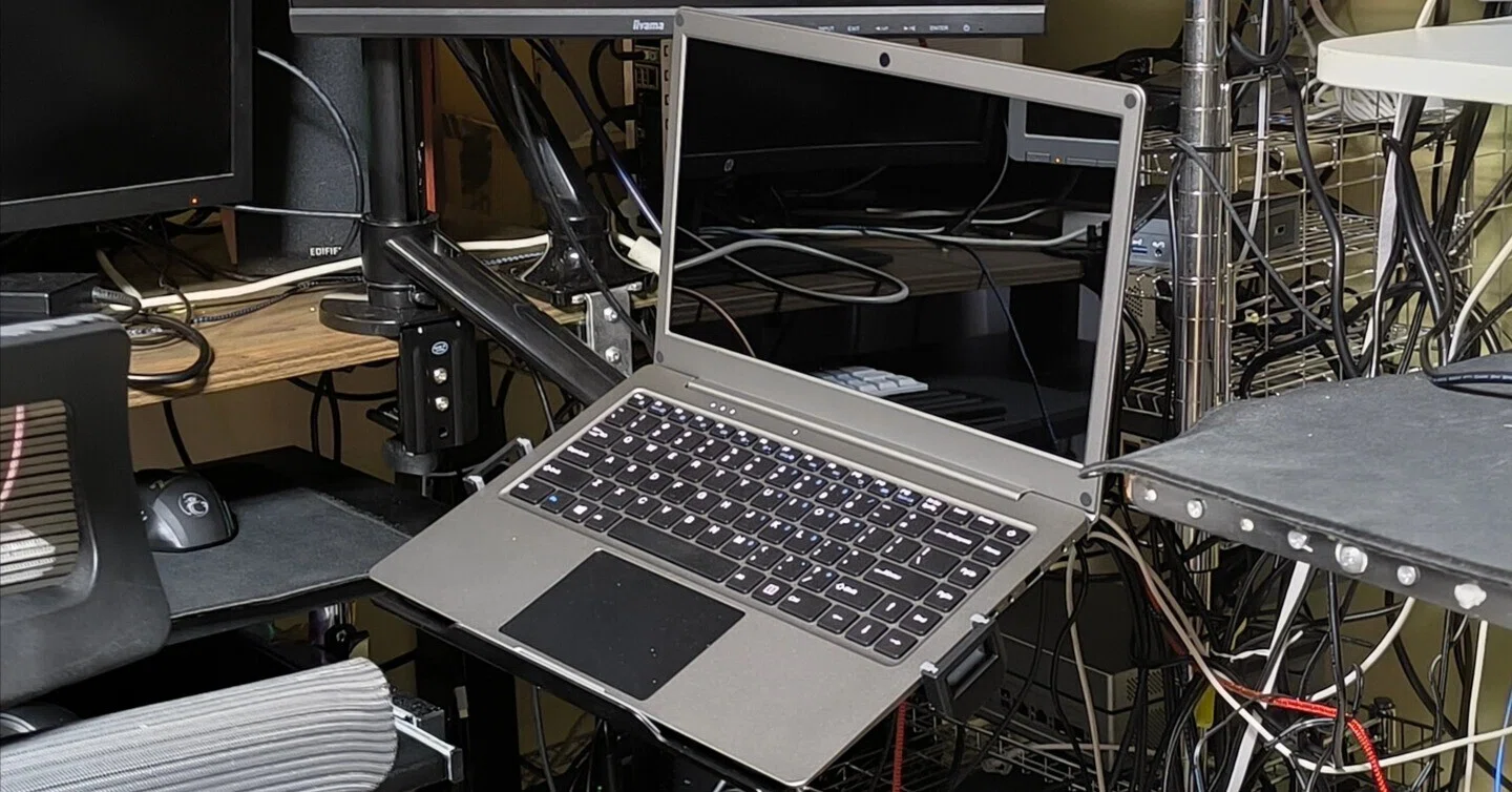 ラズパイ5特化のキーボード付きモバイルモニターElecrow CrowView Note
