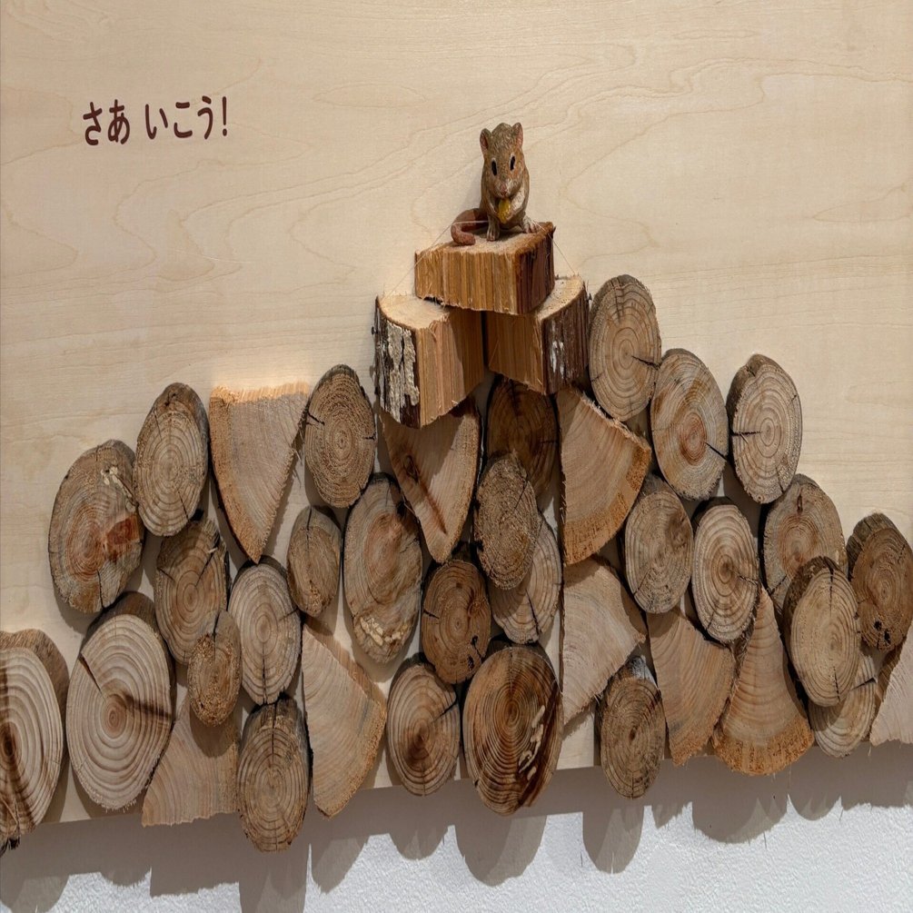 ネズミがつないだふたつのやさしさ〜はしもとみお木彫展バック