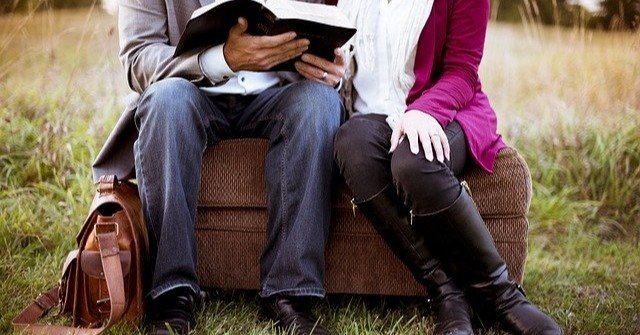 心理 斜めに座る 男と女はすれ違い 恋愛心理学 Note