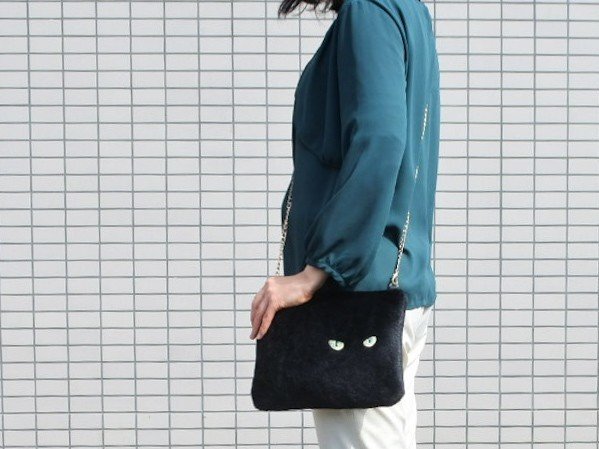 ブラックハート生地♡刺繍のショルダーバッグ♡個性的な黒猫ちゃん 黒猫ショルダーバッグ - コイトネコ～猫の刺繍小物～ | minne