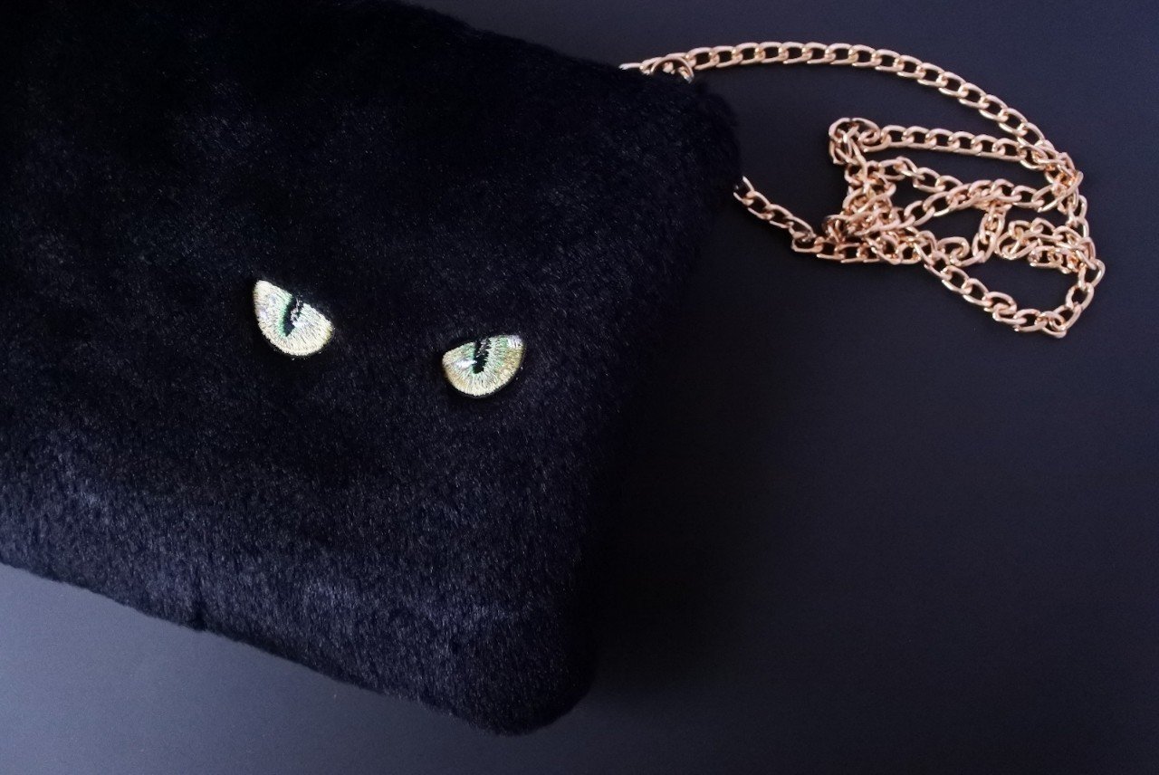 ブラックハート生地♡刺繍のショルダーバッグ♡個性的な黒猫ちゃん そこに猫がいるかのような。黒猫ショルダーバッグ｜ajico*猫の