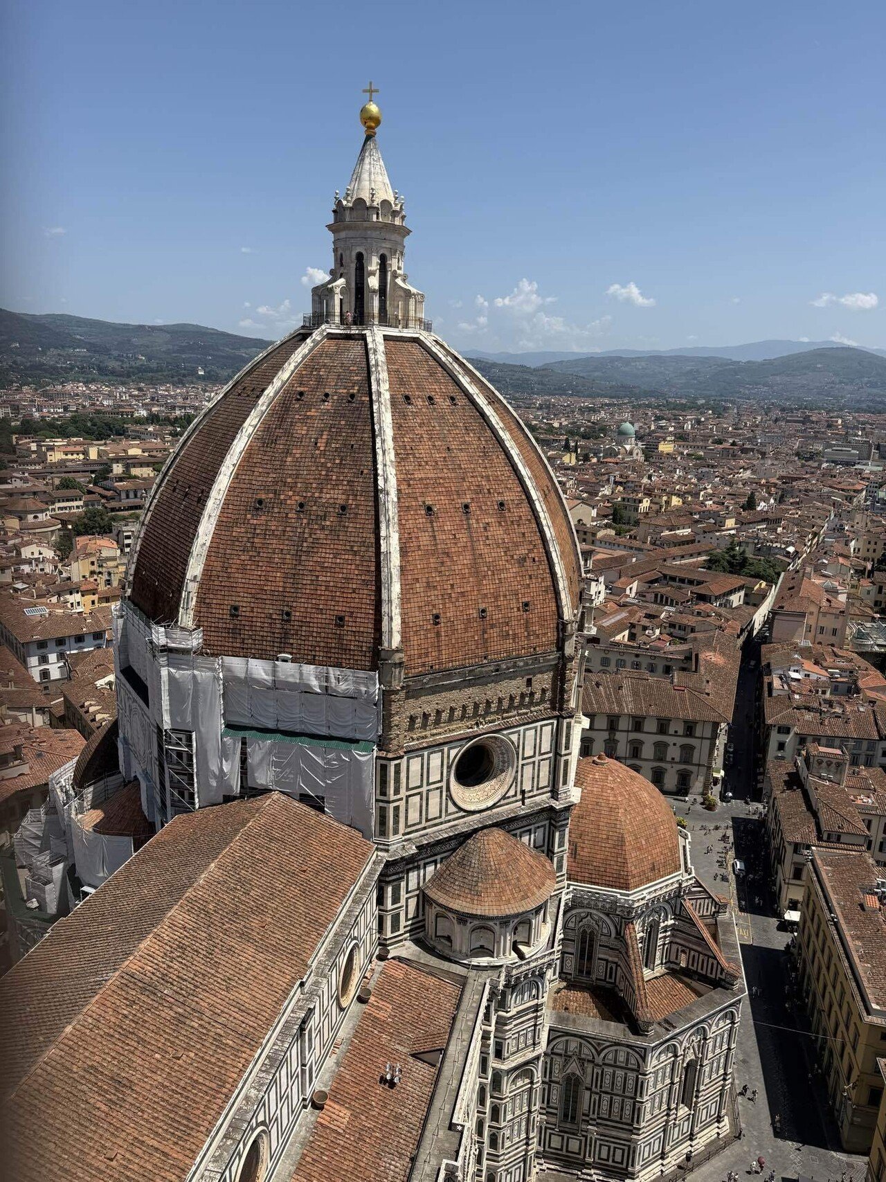 ドゥオーモのクーポラ登頂とウフィッフィ美術館で弦楽コンサート｜柴犬