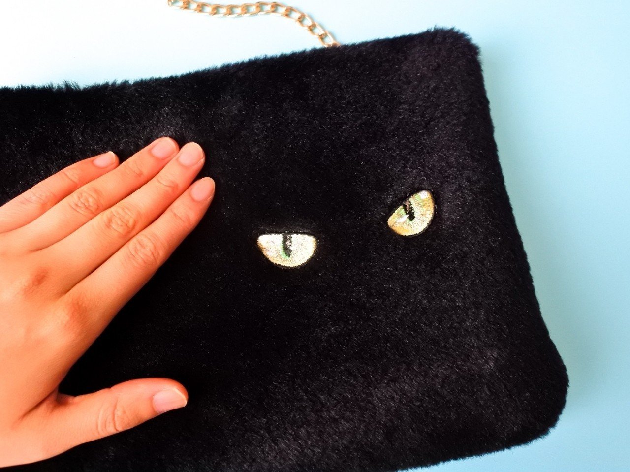 猫の刺繍付き黒ショルダーバッグ 96猫 刺繍付き 猫型 ショルダーバッグ - メルカリ