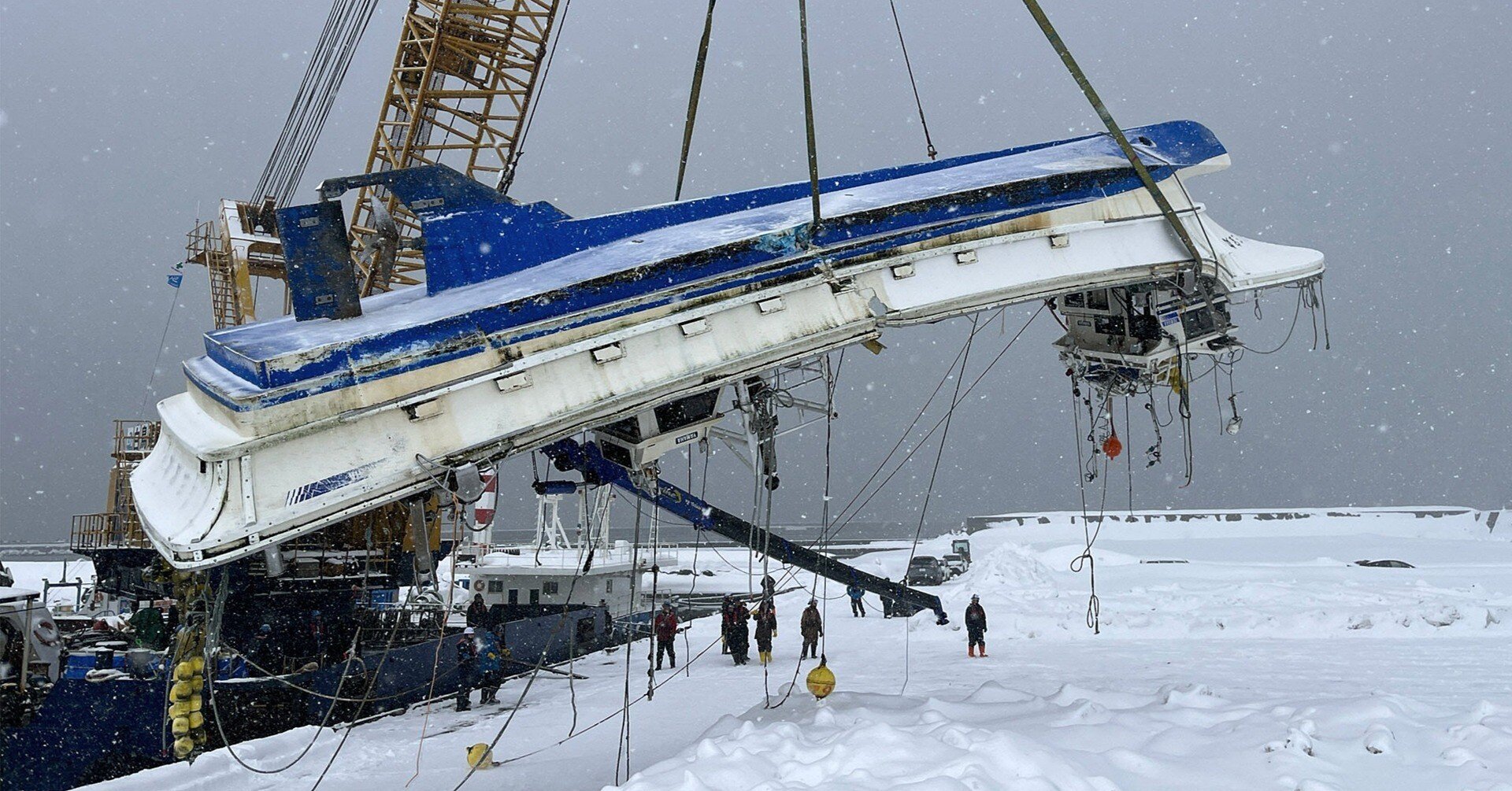 静かな漁港の昼下がり 苫前】漁船転覆、地元港湾建設業が奮闘／連携して厳冬期の