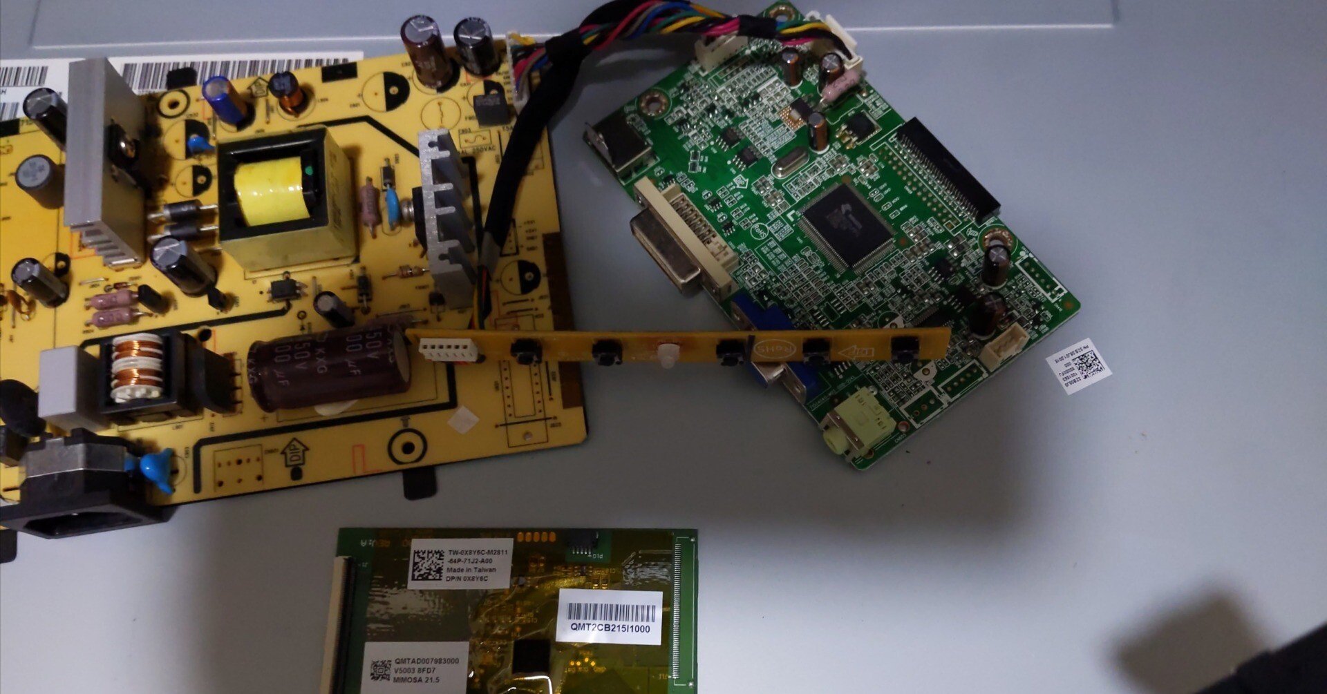 映らなかった…】画面が割れた液晶モニターと一体型PCジャンク品で