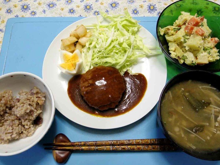 今夜はデミグラスハンバーグ、キャベツの百切り、うでたまご、大根のキムチごま油浅漬け、芋サラダ、いろんな汁、ご飯です。